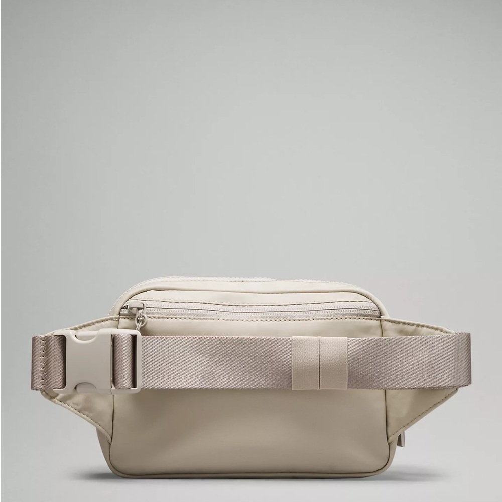 NWOT‼️Everywhere belt bag large 2L- raw linen(discontinued color) - Picture 4 of 5